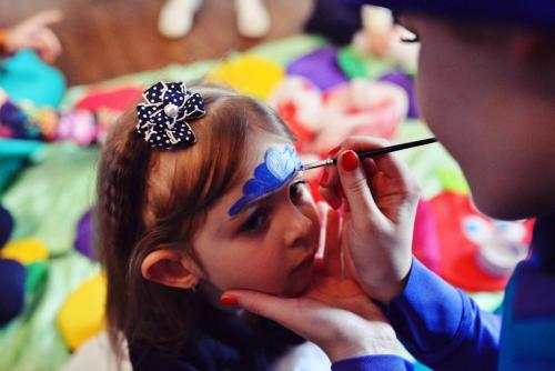 a little girl getting her hair brushed by a woman at Globus Hotel in Ternopilʼ
