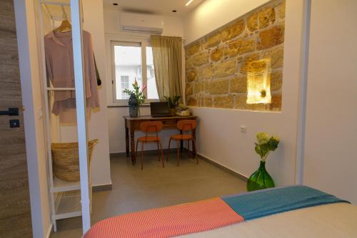 ein Schlafzimmer mit Tisch und Stühlen in einem Zimmer in der Unterkunft Curò in Cinisi