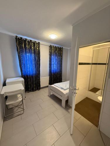 a small room with a bed and a mirror at Rest Best L97 in Hamburg