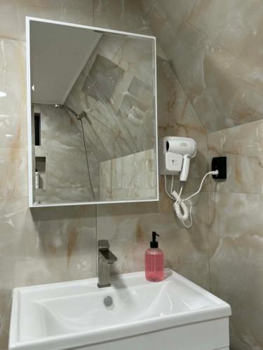 a bathroom with a sink and a mirror at Sno loveland in Sno