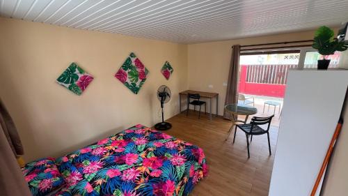 a bedroom with a bed and four pillows on the wall at Hiti Village G4 in Tikehau Airport