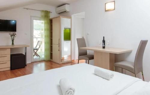 Cozy Apartment In Podstrana With Wifi