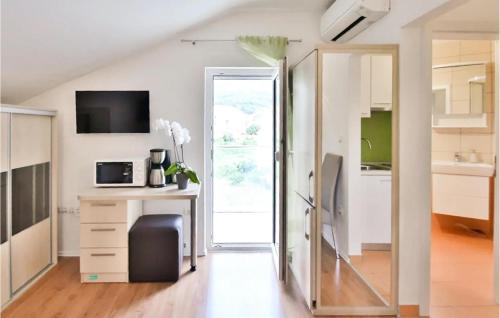Cozy Apartment In Podstrana With Wifi
