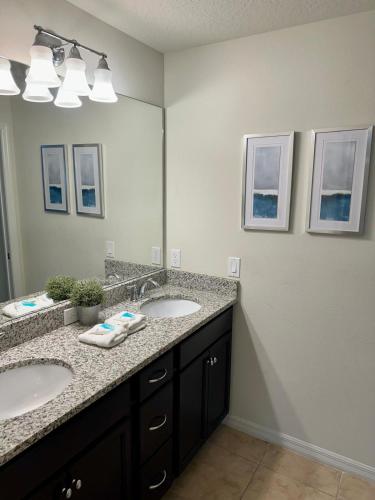 Spacious 8BR Family Villa with Pool, Game Room & BBQ, Kissimmee, near Disney! photo 11