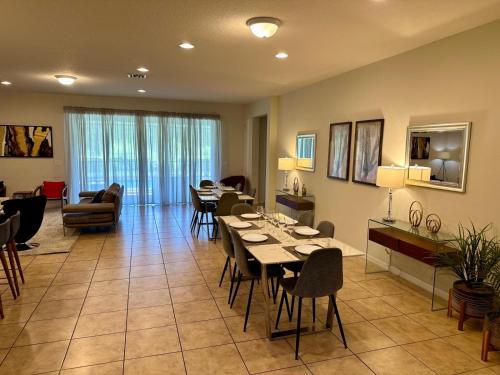 Spacious 8BR Family Villa with Pool, Game Room & BBQ, Kissimmee, near Disney! photo 22