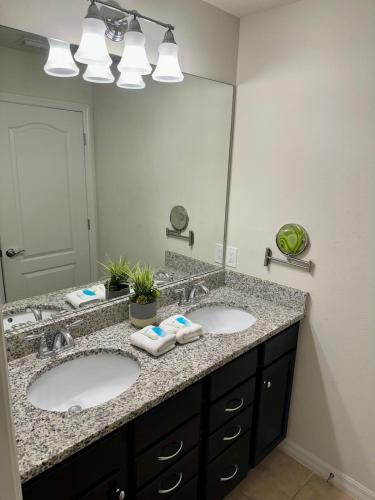 Spacious 8BR Family Villa with Pool, Game Room & BBQ, Kissimmee, near Disney! photo 23