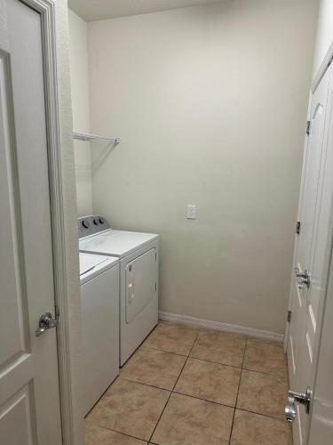 Spacious 8BR Family Villa with Pool, Game Room & BBQ, Kissimmee, near Disney! photo 35