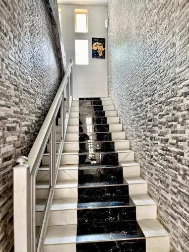 una scala in un edificio con un muro di mattoni di Résidence le Baron a Niaga