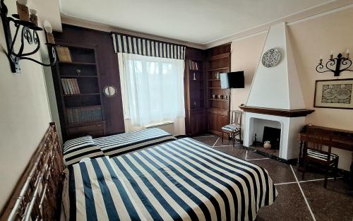 a bedroom with a bed and a fireplace at Red Horse in Pisa