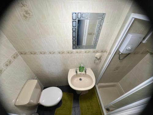 ein kleines Badezimmer mit Toilette und Waschbecken in der Unterkunft Hotel Vibes in Blackpool