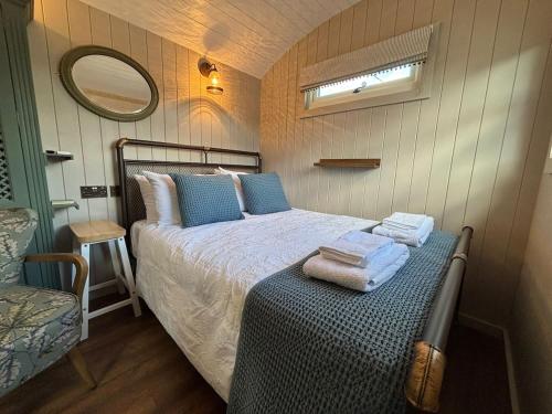 Ένα ή περισσότερα κρεβάτια σε δωμάτιο στο Ewes Rest Shepherds Hut
