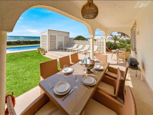 Beachfront Villa for 7 with Pool
