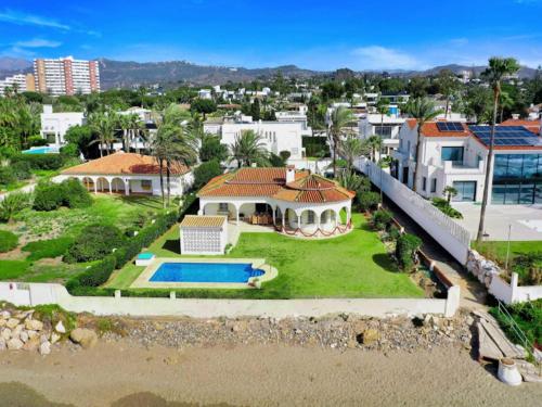 Beachfront Villa for 7 with Pool