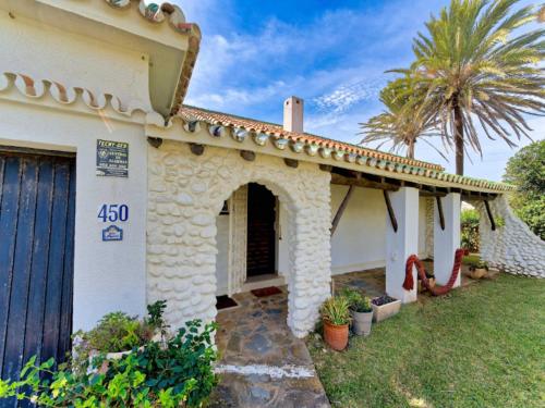 Beachfront Villa for 7 with Pool