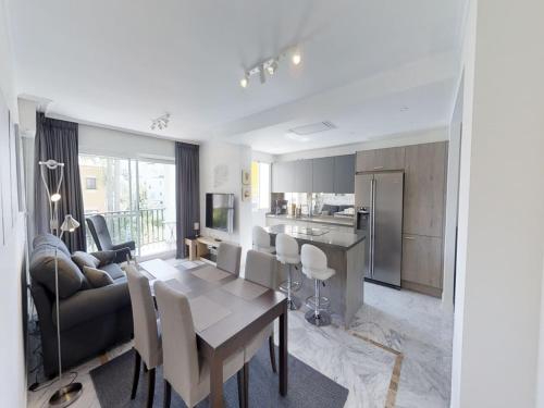 Modern Sea-Side Apartment for 6