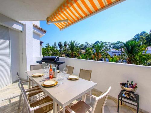 Beachside Apartment with Jacuzzi & Pool