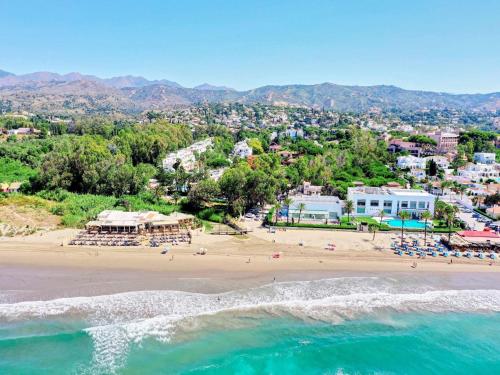 Beachside Apartment with Jacuzzi & Pool