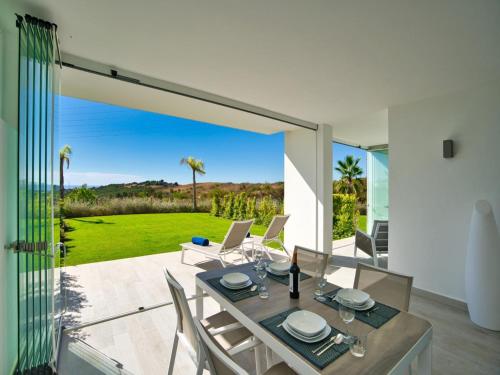 Crystal Lagoon Apartment Retreat