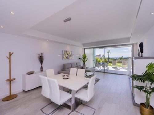 Crystal Lagoon Apartment Retreat