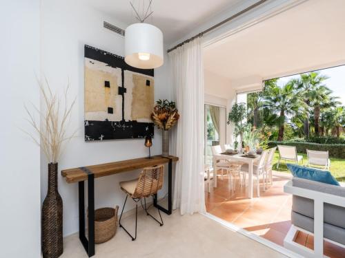 Charming 2-Bedroom Lagoon Apartment