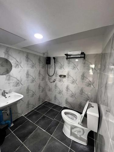 a bathroom with a toilet and a sink at มาทาเลรีสอร์ท in Ang Thong