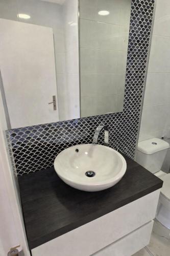 a bathroom with a white sink and a mirror at Blue Studio - Cozinha Privativa - Eficacia Living Abrantes in Abrantes