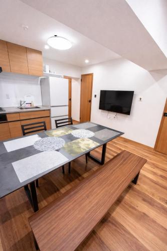 新宿 歌舞伎町 Shinjuku Kabukicho Newly Renovated Spacious 3Bedroom with 6 Beds, 2 Bathrooms & 2 Toilets 步行到JR新宿駅10分 東新宿4分 新宿三丁目5分 直达渋谷原宿秋葉原