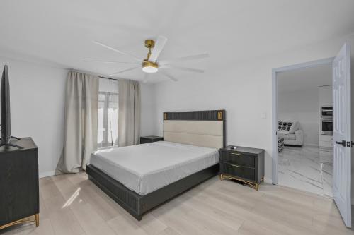 a bedroom with a bed and a ceiling fan at Luxury Style townhome with Pool - 1 Miles to Bucs Stadium in Tampa