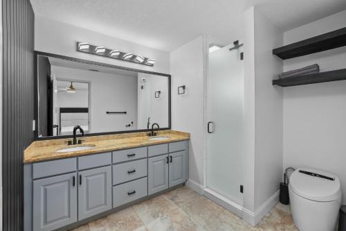 a bathroom with two sinks and a large mirror at Luxury Style townhome with Pool - 1 Miles to Bucs Stadium in Tampa