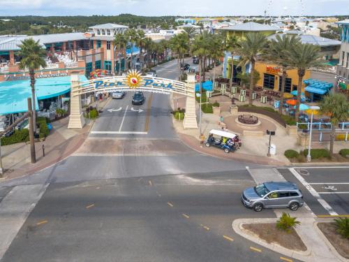 5 minutes walk to beach, Family Friendly condo with shared pool, tennis court photo 49
