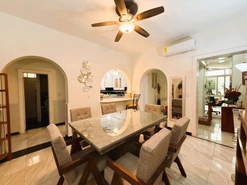 a dining room with a table and a ceiling fan at Amplia Casa en Obispado 4 Recámaras, Terraza y 3 Cajones in Monterrey