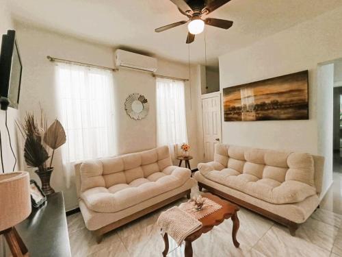 a living room with two couches and a ceiling fan at Amplia Casa en Obispado 4 Recámaras, Terraza y 3 Cajones in Monterrey