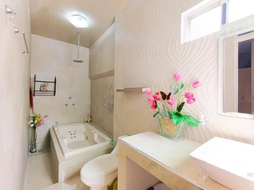 a bathroom with a sink and a toilet and a tub at Amplia Casa en Obispado 4 Recámaras, Terraza y 3 Cajones in Monterrey