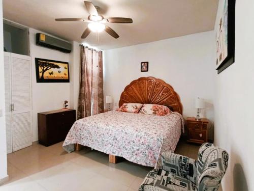 a bedroom with a bed and a ceiling fan at Amplia Casa en Obispado 4 Recámaras, Terraza y 3 Cajones in Monterrey