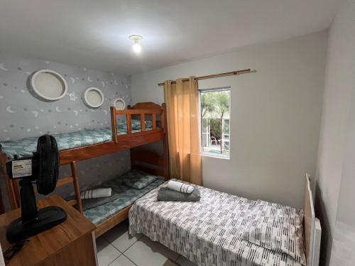 a bedroom with a bunk bed and a window at Ap condomínio Bosque com piscina in Garanhuns