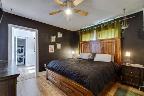 a bedroom with a bed and a ceiling fan at Cozy bungalow with Luxe Yard, Firepit, Pergola Area in Tampa