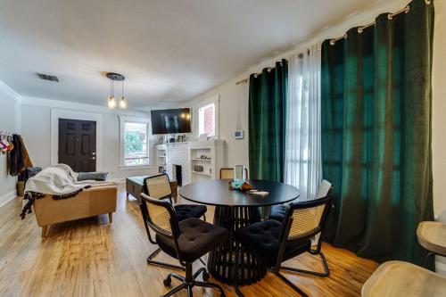 a living room with a table and chairs at Cozy bungalow with Luxe Yard, Firepit, Pergola Area in Tampa