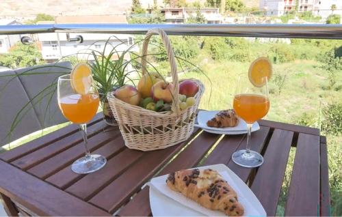 Lovely Apartment In Podstrana With Wifi