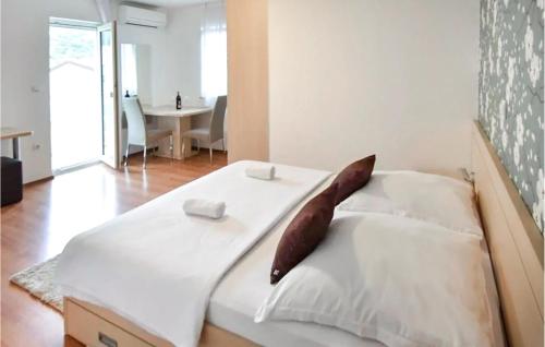 Lovely Apartment In Podstrana With Wifi