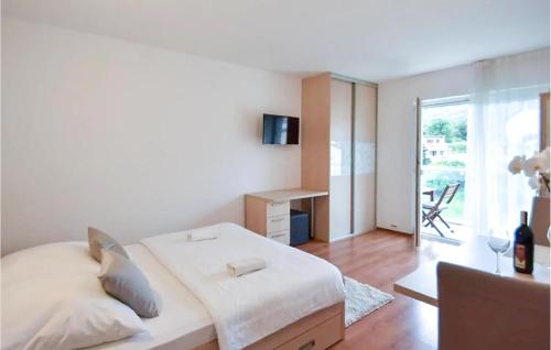 Gorgeous Apartment In Podstrana With Wifi