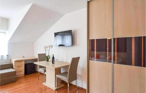 Nice Apartment In Podstrana With Wifi