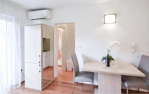 Nice Apartment In Podstrana With Wifi