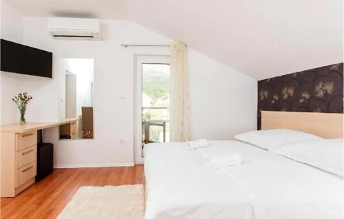 Stunning Apartment In Podstrana With Wifi