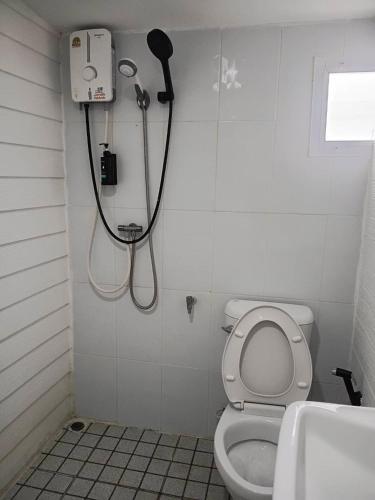 a shower in a bathroom with a toilet at ไร่เติมรัก - บ้านภูตระการ in Ban Khlong Kum