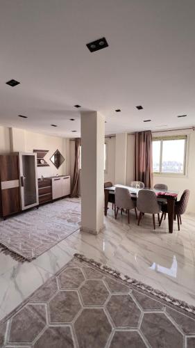 شقه مفروشه في المهندسين تتسع لخمسه اشخاص