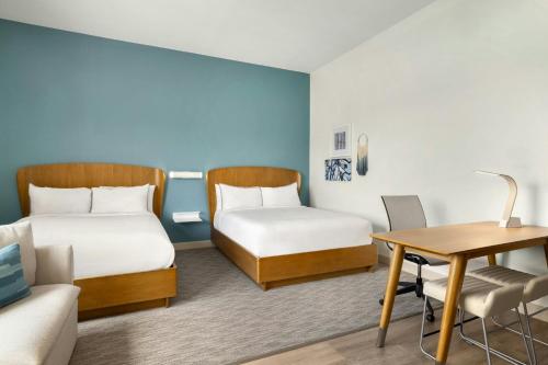 ein Hotelzimmer mit zwei Betten und einem Tisch in der Unterkunft Element by Marriott Cartersville in Cartersville