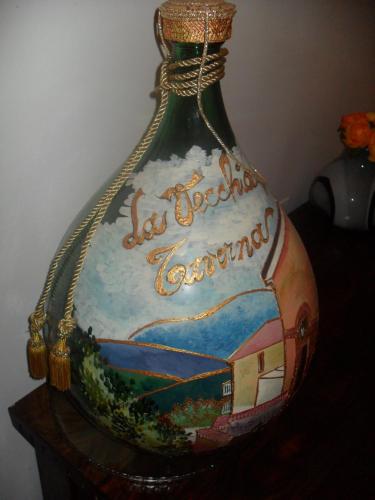 a vase with a painting on it sitting on a table at La Vecchia Taverna B&B in Prignano Cilento