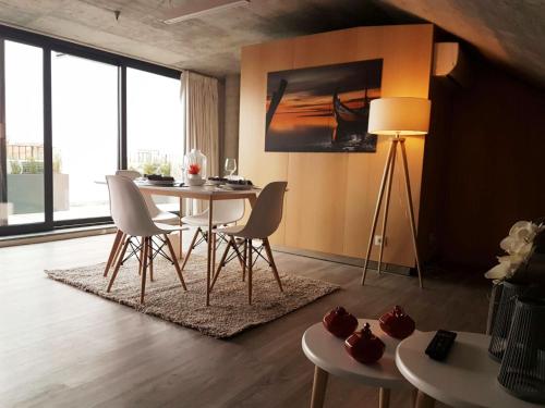 a dining room with a table and chairs in a room at Innapartments - São Gonçalinho in Aveiro