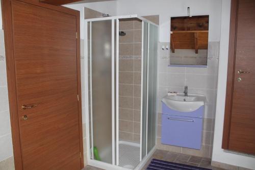 a bathroom with a shower and a sink at Paradiso sul Lago Maggiore in Baveno