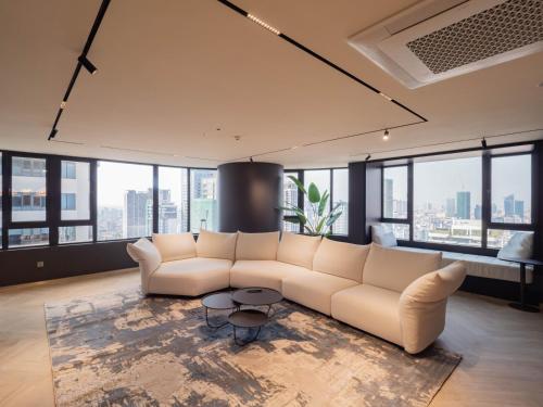 Luxurious Panorama City Center Apartments